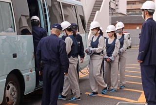 別の署に移動するために護送車に乗り込む被留置者役ら＝尼崎市昭和通２、尼崎南署