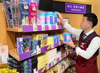 宝塚市の名産品が並ぶ宝塚阪急の特設売り場＝宝塚市栄町２