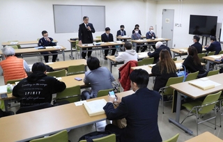 選挙の注意点などの説明を受ける出席者ら＝宝塚市役所