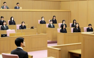 芦屋の県立３高校の生徒が参加し、活発な議論を繰り広げた＝芦屋市議会議場