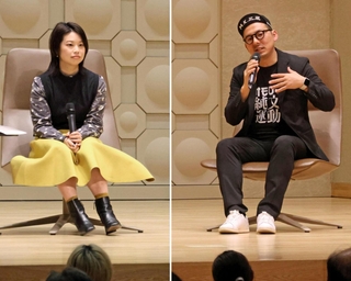 母校の関学大で対談する岸田奈美さん（左）と松永Ｋ三蔵さん＝西宮市上ケ原一番町