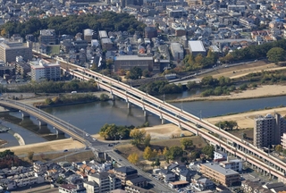 阪急電鉄が新駅の設置を予定している武庫川の橋＝２０２２年１１月、西宮市内