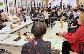 阪神・淡路大震災の発生状況を熱心に聞く参加者ら＝西宮市安井町、安井市民館