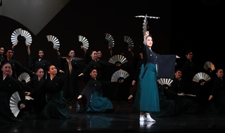 通し稽古で日本舞踊を披露する本科生ら＝宝塚市栄町１、宝塚バウホール（撮影・吉田敦史）