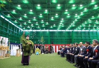 竣工式が行われた室内練習場。甲子園の練習場の約１・５倍の面積で、天井は３メートル高い＝尼崎市杭瀬南新町３（撮影・吉田敦史）