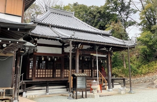 さい銭箱などを狙った被害が相次ぎ、防犯対策を強める平林寺＝宝塚市社町