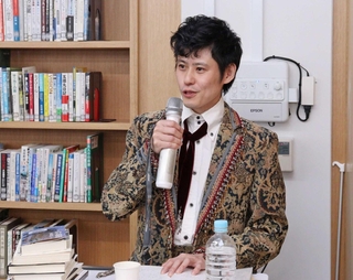作家とのエピソードや文学の役割などを語る編集者の清水陽介さん＝西宮市角石町