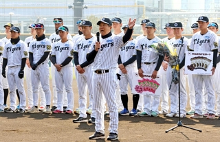 ゼロカーボンベースボールパークでの初練習を前に、ファンに向けてあいさつする平田勝男２軍監督と選手ら＝尼崎市杭瀬南新町３