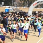 勢いよくスタートする男子１区の選手たち＝西宮市上大市５