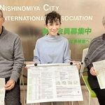 西宮市の広報紙の英訳に取り組むボランティアのメンバー＝西宮市池田町、フレンテ西宮