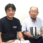 ２０１５年に甲子園球場で始球式を行った際に吉田義男さん（右）から特注グラブを贈られた佐渡裕さん（佐渡さん提供）