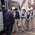 別の署に移動するために護送車に乗り込む被留置者役ら＝尼崎市昭和通２、尼崎南署