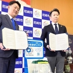 協定を結んだ尼崎市の松本真市長（左）とＨＯＹＡアイケアカンパニーの竹中彰カンパニープレジデント＝尼崎市東七松町１