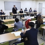 選挙の注意点などの説明を受ける出席者ら＝宝塚市役所