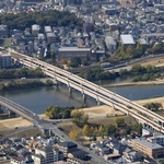 阪急電鉄が新駅の設置を予定している武庫川の橋＝２０２２年１１月、西宮市内
