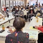 阪神・淡路大震災の発生状況を熱心に聞く参加者ら＝西宮市安井町、安井市民館