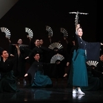 通し稽古で日本舞踊を披露する本科生ら＝宝塚市栄町１、宝塚バウホール（撮影・吉田敦史）