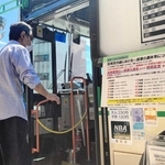 運転手不足で一部の便の運休を知らせる張り紙＝２０２４年７月、尼崎市立花町１