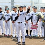 ゼロカーボンベースボールパークでの初練習を前に、ファンに向けてあいさつする平田勝男２軍監督と選手ら＝尼崎市杭瀬南新町３