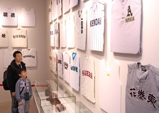 壁一面に並ぶ今大会出場校のユニホーム＝西宮市甲子園町