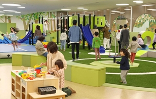 新設した屋内スペース「あそび馬！」。すべり台付きの遊具などで遊べる＝宝塚市駒の町