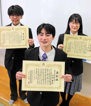 全商検定「９冠」を達成した（左から）渡辺悠朗さん、尾崎瑛也さん、山本花さん＝尼崎市口田中２