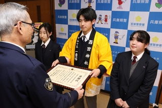 署長感謝状を受け取る宝塚高校の大岸史弥さん（右から２人目）ら＝宝塚市旭町１