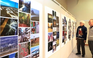 「道」をテーマにした写真を集めた共同作品＝神戸市灘区原田通３