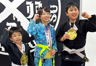 柔術の世界大会で優勝した（左から）佐藤俊ちゃん、山本紗世さん、水池悠陽さん＝芦屋市川西町