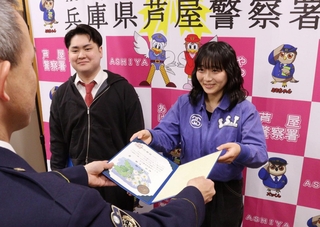 のじぎく賞を受け取る林蒼晟さん（左）、児玉千春さん＝芦屋市公光町