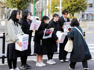 街頭募金を呼びかける市立尼崎高校の生徒たち＝尼崎市武庫之荘１