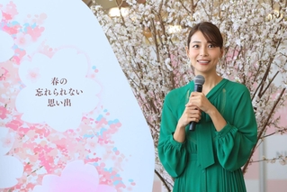 桜パネルの花をめくって現れたテーマについて語る相武紗季さん＝西宮市高松町、阪急西宮ガーデンズ（撮影・吉田敦史）