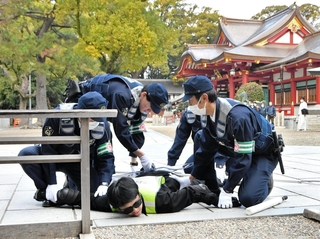 容疑者役を制圧する警察官ら＝西宮市社家町