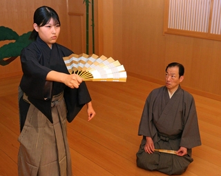 父で観世流能楽師の長山耕三さん（右）の指導の下で練習に励む芽生さん＝芦屋市松ノ内町、芦屋能舞台