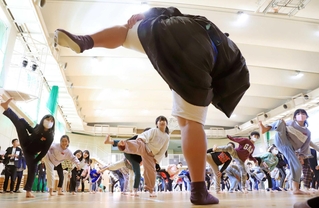 よいしょー！　力士と一緒に四股を踏む児童ら＝伊丹市船原１、伊丹小学校