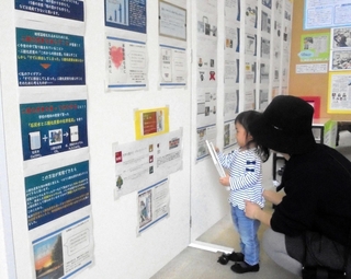浜脇中のＮＩＥ活動を紹介する展示＝西宮市立中央図書