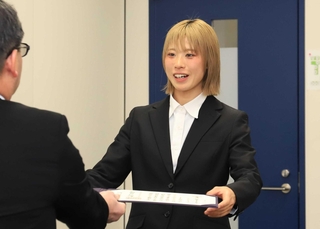 修了式後、研究科の集まりで修了証書を受け取る船田茜理さん＝西宮市池開町