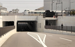 園田西武庫線の御園工区が開通し、ＪＲ宝塚線と立体交差となった＝尼崎市塚口本町６