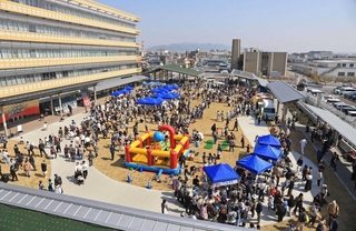 完成記念の催しが開かれ、多くの人でにぎわった市民広場＝伊丹市千僧１