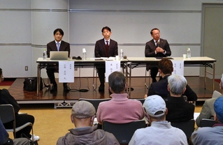 立候補を表明している（左から）小西彦治氏、森臨太郎氏、大川裕之氏。行財政改革などについて語った＝アピアホール