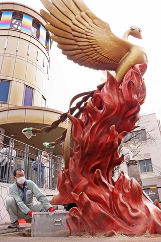 「火の鳥」のモニュメントに収納されるタイムカプセル＝宝塚市武庫川町