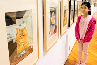 人気作品の原画がずらりと並ぶ会場＝芦屋市伊勢町