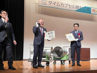 タイムカプセルを開封した石井登志郎西宮市長（右）と西宮ロータリークラブの赤沢健一会長（中央）＝西宮市池田町