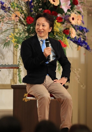 尊敬する手塚治虫との出会いや作品について語る荒木飛呂彦さん＝宝塚市栄町１、宝塚ホテル（撮影・吉田敦史）