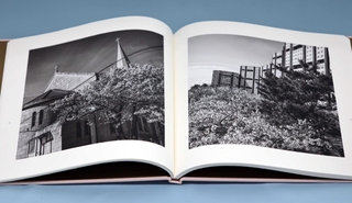 復興する芦屋の街と桜をテーマにしたモノクロの写真集「芦屋桜、咲く」