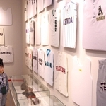 壁一面に並ぶ今大会出場校のユニホーム＝西宮市甲子園町