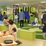 新設した屋内スペース「あそび馬！」。すべり台付きの遊具などで遊べる＝宝塚市駒の町