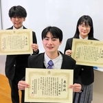 全商検定「９冠」を達成した（左から）渡辺悠朗さん、尾崎瑛也さん、山本花さん＝尼崎市口田中２