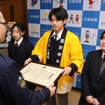 署長感謝状を受け取る宝塚高校の大岸史弥さん（右から２人目）ら＝宝塚市旭町１
