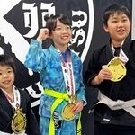 柔術の世界大会で優勝した（左から）佐藤俊ちゃん、山本紗世さん、水池悠陽さん＝芦屋市川西町